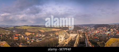 Panorama della piccola città Bolkow nella Bassa Slesia, Polonia, come si vede dalle mura del castello di Bolkow Foto Stock