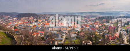 Panorama della piccola città Bolkow nella Bassa Slesia, Polonia, come si vede dalle mura del castello di Bolkow Foto Stock