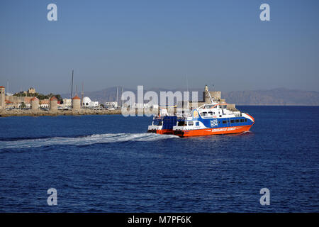 Rhodes, Grecia - 12 Ottobre 2017: catamarani ad alta velocita' Dodekanisos orgoglio si diparte a Kalymnos. Costruito nel 2005, l'imbarcazione può trasportare 280 passeggeri e 9 Foto Stock