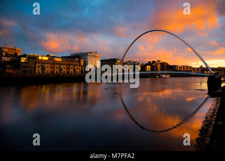 Ora un icona del Fiume Tyne il Millennium Bridge dal lato sud (Gateshead) del Tyne guardando attraverso il fiume a Newcastle Quayside Foto Stock