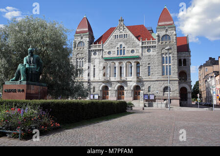 Helsinki, Finlandia - 15 Luglio 2017: Monumento di scrittore finlandese Aleksis Kivi davanti al Teatro Nazionale Finlandese. Creato nel 1872, il teatro è hoste Foto Stock