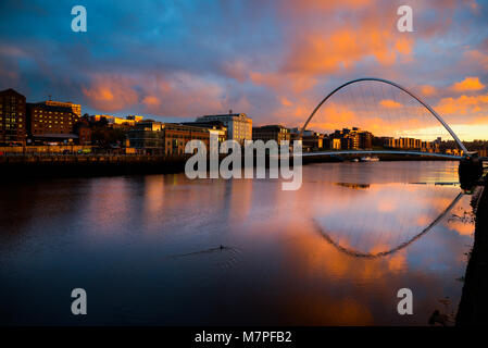 Ora un icona del Fiume Tyne il Millennium Bridge dal lato sud (Gateshead) del Tyne guardando attraverso il fiume a Newcastle Quayside Foto Stock