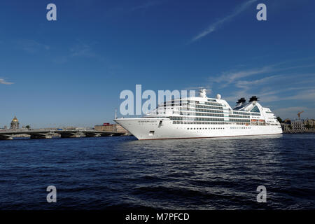 San Pietroburgo, Russia - 5 Agosto 2015: Crociera Seabourn ricerca si discosta dal fiume Neva. La nave costruita nel 2011 fornisce la crociera di lusso per 45 Foto Stock