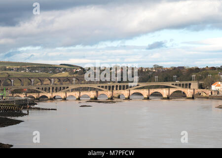 Elencate tre ponti sul fiume Tweed, Berwick upon Tweed, Northumberland, England, Regno Unito Foto Stock