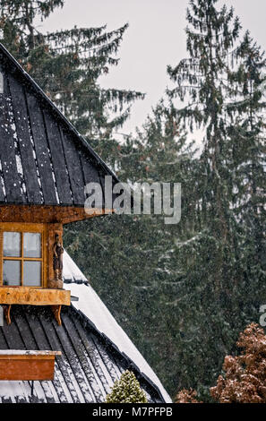 Close up tradizionale tetto triangolare di una vecchia casa in città Karpacz, polacco inverno ski resort, Polonia Foto Stock