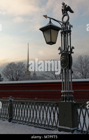 San Pietroburgo, Russia - 17 Gennaio 2016: Lanterna al Ioannovsky contro il ponte San Pietro e Paolo Rocca d'inverno. Questo ponte è il più antico o Foto Stock