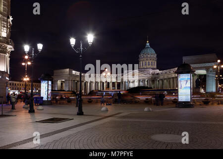 San Pietroburgo, Russia - 25 Ottobre 2015: vista notturna alla cattedrale Kazan dal Malaya Koniushennaya street. Il tempio fu costruito nel 1801-1811 da design Foto Stock