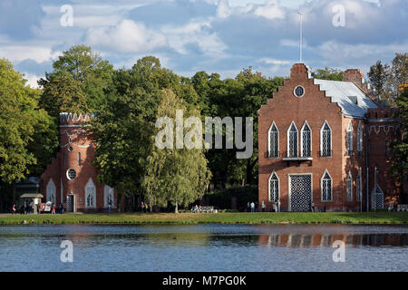 Pushkin, San Pietroburgo, Russia - 20 Settembre 2015: Persone in appoggio alla Admiralty padiglioni a Catherine park. Il complesso è stato costruito in s Foto Stock