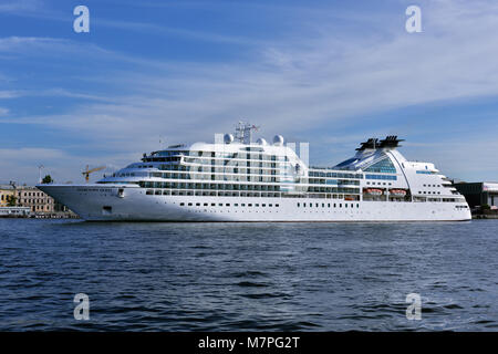 San Pietroburgo, Russia - 5 Agosto 2015: Crociera Seabourn ricerca si discosta dal fiume Neva. La nave costruita nel 2011 fornisce la crociera di lusso per 45 Foto Stock