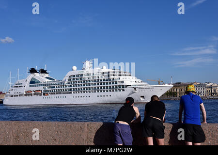 San Pietroburgo, Russia - 5 Agosto 2015: Le persone fanno le foto della nave da crociera Seabourn Ricerca partì dal fiume Neva. La nave costruita nel 2011 stabilito Foto Stock