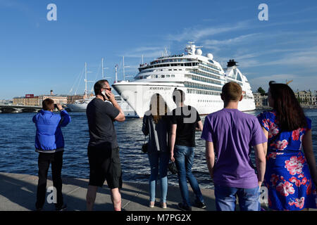 San Pietroburgo, Russia - 5 Agosto 2015: Le persone fanno le foto della nave da crociera Seabourn Ricerca partì dal fiume Neva. La nave costruita nel 2011 stabilito Foto Stock