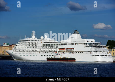 San Pietroburgo, Russia - 23 Giugno 2015: nave da crociera Silver Whisper ancorato al terrapieno di inglese. Il rivestimento della compagnia SILVERSEA può ospitare 382 Foto Stock