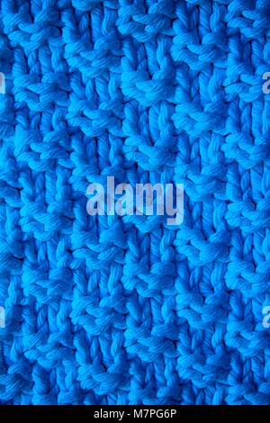 Blu di tessitura a maglia di un tessuto in lana blu. Sfondo per sito web o dispositivi mobili Foto Stock