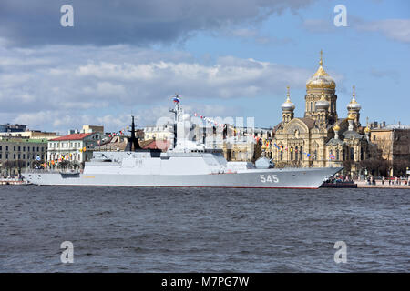 San Pietroburgo, Russia - 9 Maggio 2015: Corvette Stoykiy durante la parata navale dedicato alla vittoria al giorno. Questa è la prima volta che la parata navale ho Foto Stock