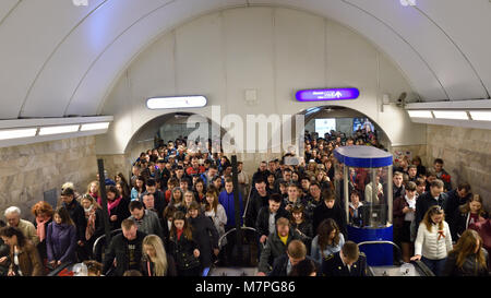 San Pietroburgo, Russia - 9 Maggio 2015: folla nella stazione della metropolitana Admiralteyskaya andando a guardare la sfilata per celebrare la vittoria nella seconda guerra mondiale. La stazio Foto Stock