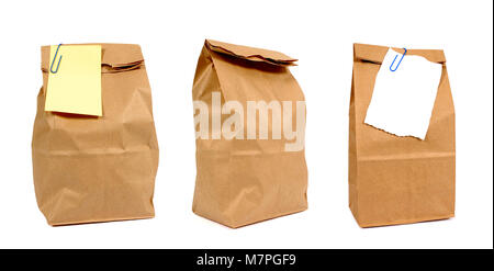 Riciclare carta marrone pranzo o sacchetti di generi alimentari con una nota adesiva e la graffetta. Spazio per la copia. Foto Stock
