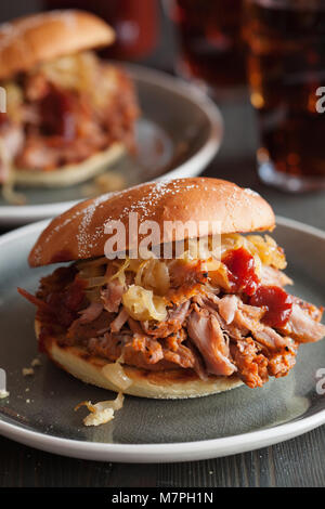 In casa tirata hamburger di maiale con cipolle caramellate e bbq sauce Foto Stock