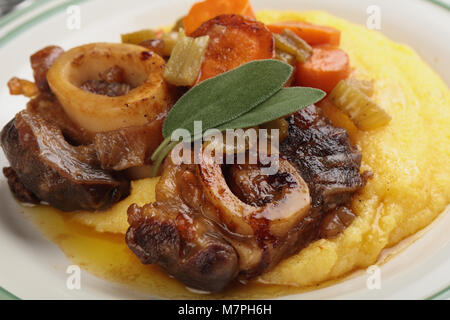 Osso Buco con polenta, ortaggi e foglie di salvia Foto Stock