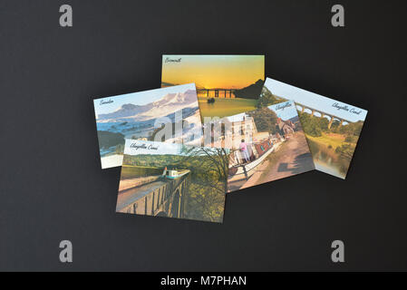 Cinque J Salmon Ltd cartoline raffiguranti vedute gallese, mostrata su uno sfondo nero. Foto Stock