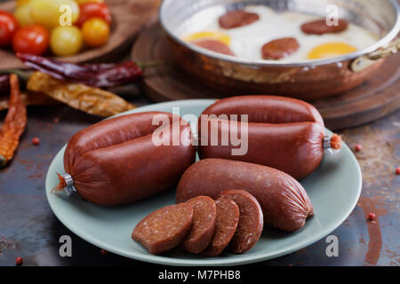 Turco Sucuk salsicce, uova fritte e spezie Foto Stock