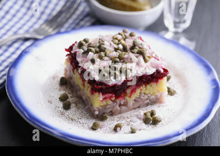 Porzione di vestito insalata di aringhe noto anche come aringhe in pelliccia Foto Stock