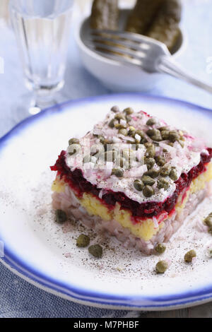 Porzione di vestito insalata di aringhe noto anche come aringhe in pelliccia Foto Stock