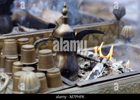 La preparazione di caffè orientale in dallah, un tradizionale caffè arabo pot Foto Stock