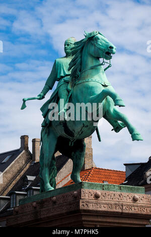 Statua equestre del vescovo Absalon, leggendario fondatore di Copenhagen, a Højbro Plads (alto ponte Square) centro di Copenhagen, Danimarca Foto Stock