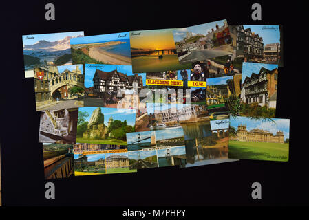 Una selezione di J Salmon Ltd cartoline raffiguranti inglese e gallese, viste mostrato su uno sfondo nero. Foto Stock