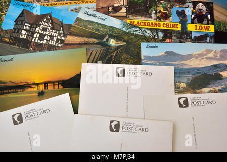 Una selezione di J Salmon Ltd cartoline raffiguranti inglese e gallese, viste mostrato su uno sfondo nero. Foto Stock