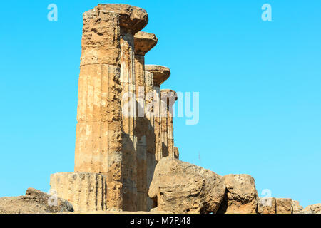 Rovinato Tempio di Eracle colonne nella famosa antica Valle dei Templi, Agrigento, Sicilia, Italia. UNESCO - Sito Patrimonio dell'umanità. Foto Stock