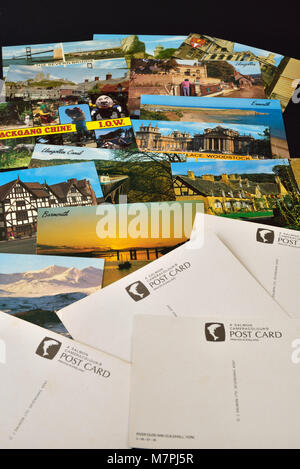 Una selezione di J Salmon Ltd cartoline raffiguranti inglese e gallese, viste mostrato su uno sfondo nero. Foto Stock