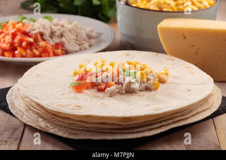 Rendendo quesadilla: la carne e le verdure su una pila di tortillas Foto Stock