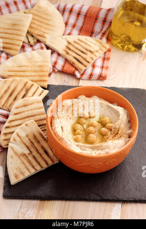 Hummus rabboccato con tutto i ceci e olio di oliva Foto Stock