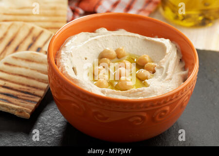 Hummus rabboccato con tutto i ceci e olio di oliva Foto Stock