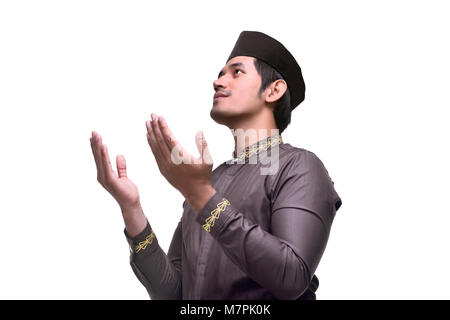 Ritratto di musulmani asiatici uomo che prega isolate su sfondo bianco Foto Stock