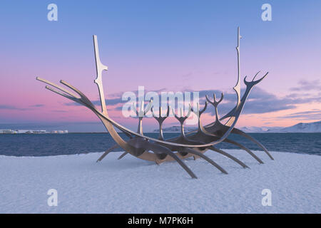 Sun Voyager acciaio inossidabile scultura con la neve a Reykjavik, Islanda Foto Stock