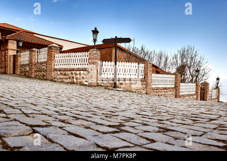 Pittoresca strada a Sighnaghi Signagi , Kakheti , Georgia. Sighnaghi è noto come un amore città in Georgia. Foto Stock