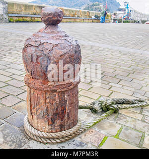 Antique bitte con una vecchia corda su di esso Foto Stock