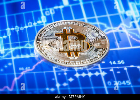 Cryptocurrency monete trading su schermo grafico; Bitcoin coin Foto Stock