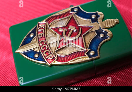 Russo badge kgb su metallo accendisigari Foto Stock