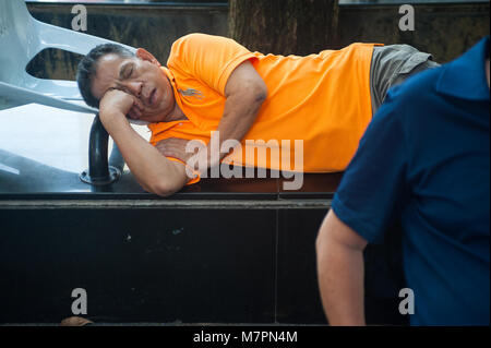 09.03.2018, Singapore, Repubblica di Singapore, in Asia - un uomo anziano è appoggiata al Kreta Ayer Square a Singapore il quartiere Chinatown. Foto Stock