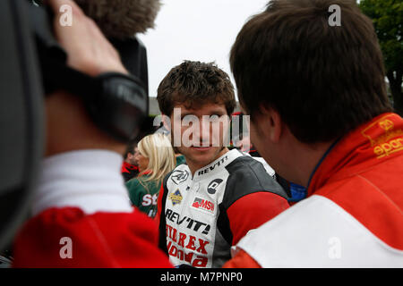 Guy Martin che fininsh secondo in Superbike TT race durante la 100 Centenario gare TT sul isola di Man. http://www.iomtt.com/History.aspx Foto Stock