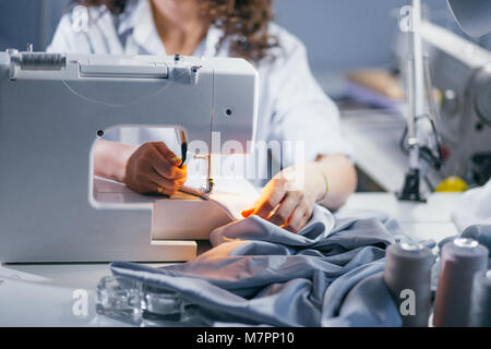 Tagliato primo piano di lavoro della macchina per cucire. elettrico macchina da cucire. Foto Stock