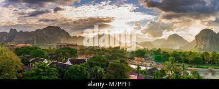 Panorama panorama al tramonto in Vang Vieng, Laos. Foto Stock