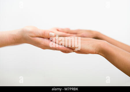 Una chiusura delle mani per aiutare ogni altro. In questo caso specificatamente per Pilates. Foto Stock