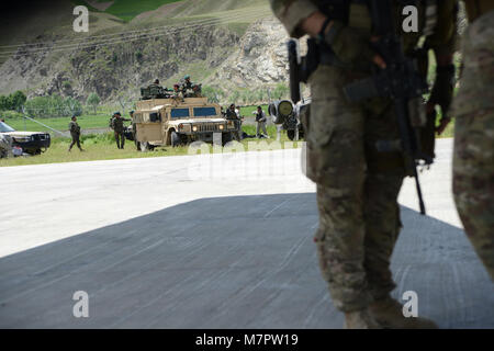 FAYZABAD, Afghanistan - esercito nazionale afghano soldati prepararsi a lasciare l'aeroporto Fayzabad dopo il prelievo personale e lo scarico di rifornimenti umanitari consegnati da un C-130 J-30 equipaggio 5 maggio 2014. Le forze della coalizione per includere un italiano C-130 e un equipaggio assegnati alla 774th antenna Expeditionary Squadron assistito il governo afgano con gli interventi di soccorso dopo un recente frana di fango in Badakshan provincia. (U.S. Air Force foto di Master Sgt. Cohen A. Giovani) 455th aria ala Expeditionary Bagram Airfield, Afghanistan Foto Stock