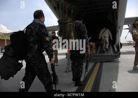 KABUL INTERNATIONAL AIRPORT, Afghanistan - esercito nazionale afghano soldati e i consulenti a bordo di una C-130 J-30 a Kabul International Airport, in Afghanistan il 5 maggio 2014. Il velivolo è assegnato alla 455th Air Expeditionary Wing in Bagram Airfield. Le forze della coalizione hanno reso personale e fornisce all aeroporto di Fayzabad a sostegno della recente frana di fango in Badakshan provincia. (U.S. Air Force foto di Master Sgt. Cohen A. Giovani) 455th aria ala Expeditionary Bagram Airfield, Afghanistan Foto Stock