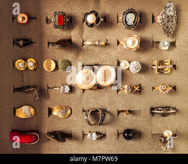 Casella di gioielli con anelli e orecchini. Vari gioielli in una casella. Foto Stock