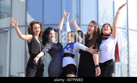 Il successo del team aziendale che mostra il loro successo Foto Stock